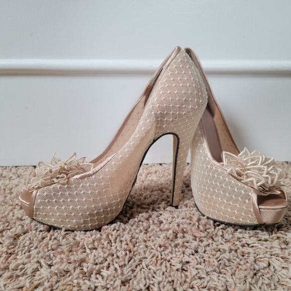 Menbur Beige Lace Pumps - Picture 3 of 4
